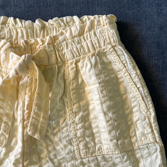 🍋H&M Shorts🍋 - Picture 2 of 3